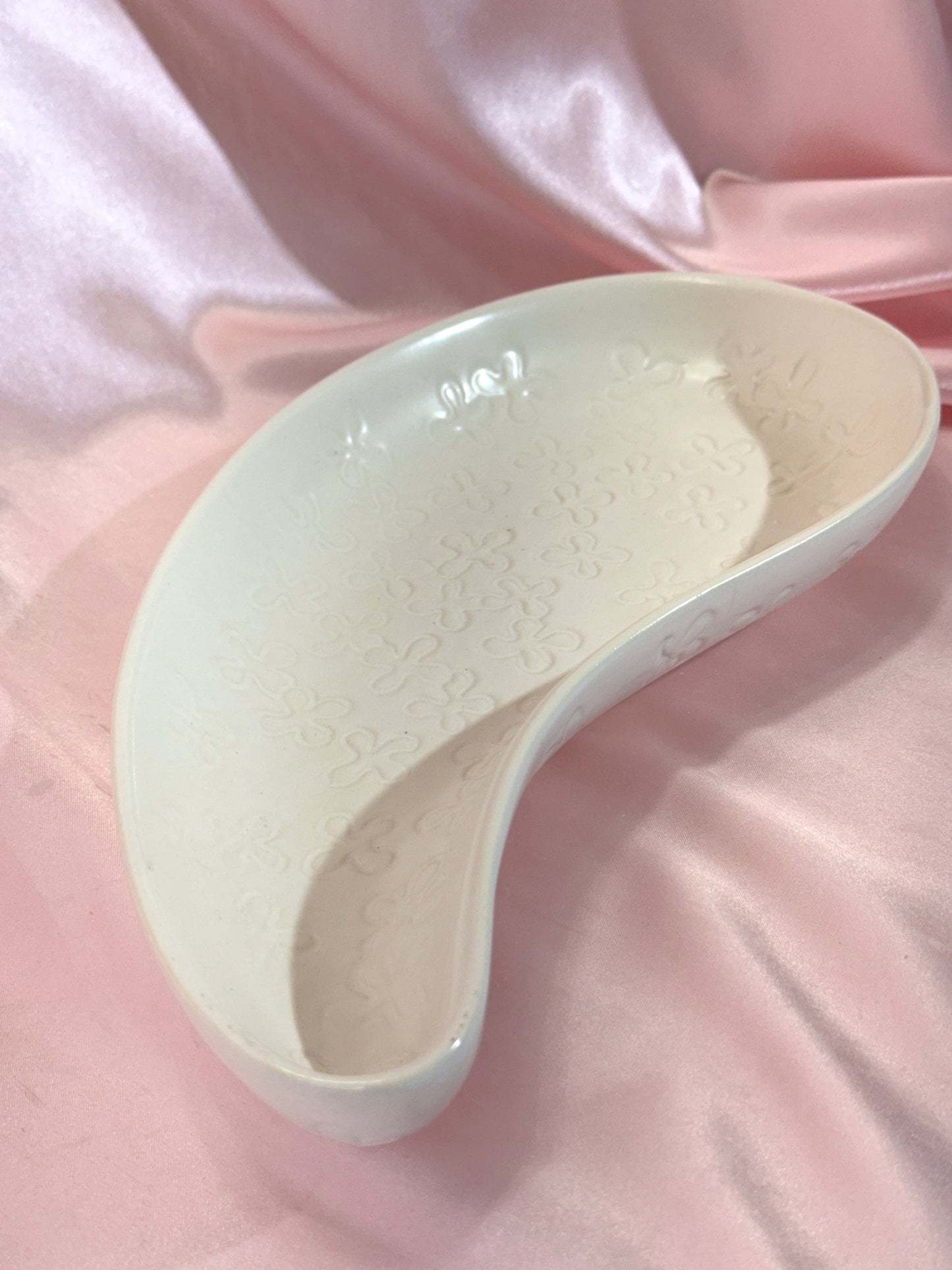 Mid Century Modern Hull Pottery Off White Ceramic Kidney Bean Shaped Dish With Flower Design