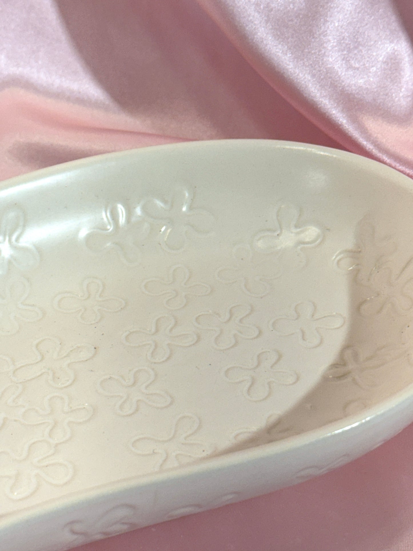 Mid Century Modern Hull Pottery Off White Ceramic Kidney Bean Shaped Dish With Flower Design